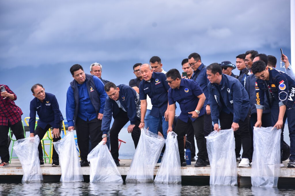 Wakil Ketua DPR Tebar Ribuan Bibit Ikan di Danau Toba untuk Jaga Ekosistem